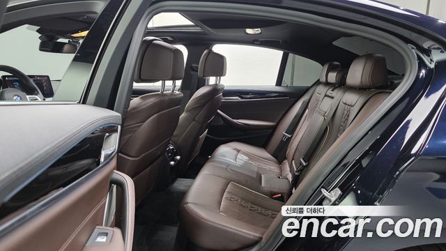 BMW 5-Series 2021 — photo 18