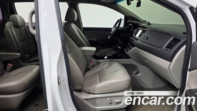 Kia Canival 2018 — photo 17
