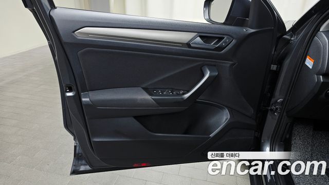Volkswagen T-Roc 2021 — photo 14