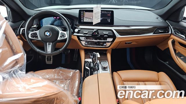 BMW 5-Series 2022 — photo 10