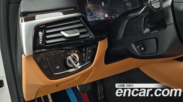 BMW 5-Series 2022 — photo 23