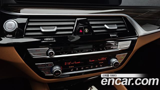 BMW 5-Series 2022 — photo 26