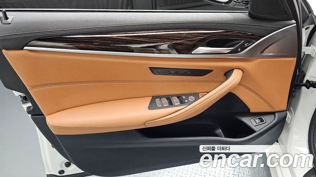 BMW 5-Series 2022 — photo 14