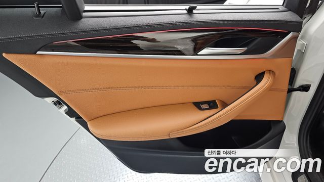 BMW 5-Series 2022 — photo 15
