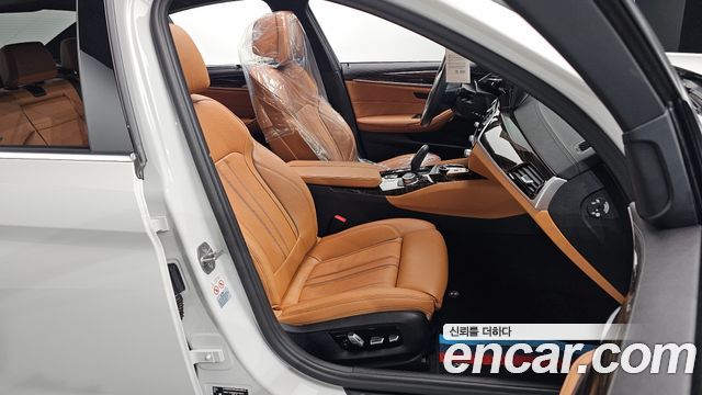 BMW 5-Series 2022 — photo 16