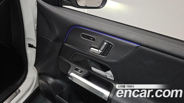 Mercedes-Benz EQB 2023 — photo 28