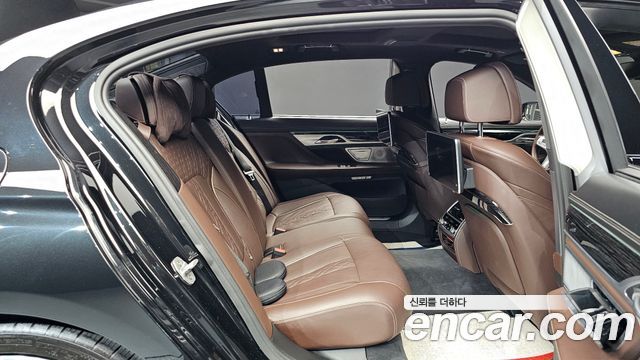 BMW 7-Series 2017 — photo 12