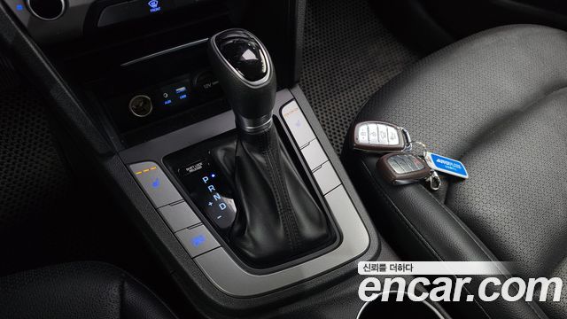 Hyundai AVANTE 2018 — photo 12