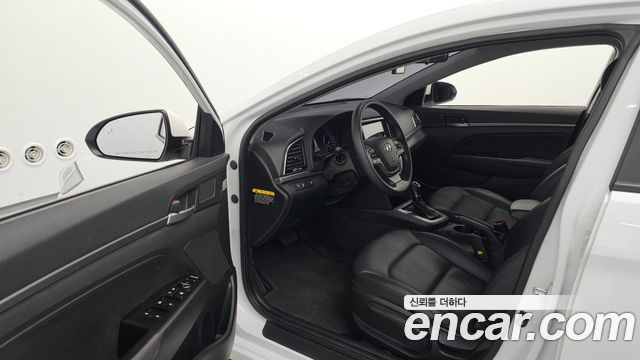 Hyundai AVANTE 2018 — photo 13