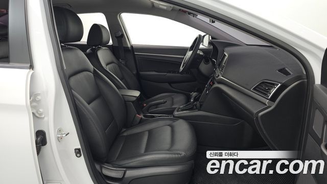 Hyundai AVANTE 2018 — photo 17