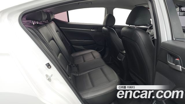 Hyundai AVANTE 2018 — photo 18