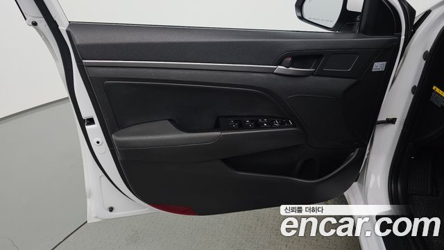 Hyundai AVANTE 2018 — photo 14