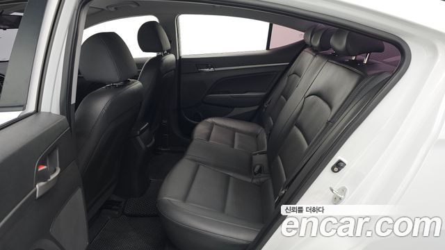 Hyundai AVANTE 2018 — photo 16
