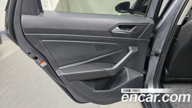 Volkswagen Jetta 2023 — photo 15