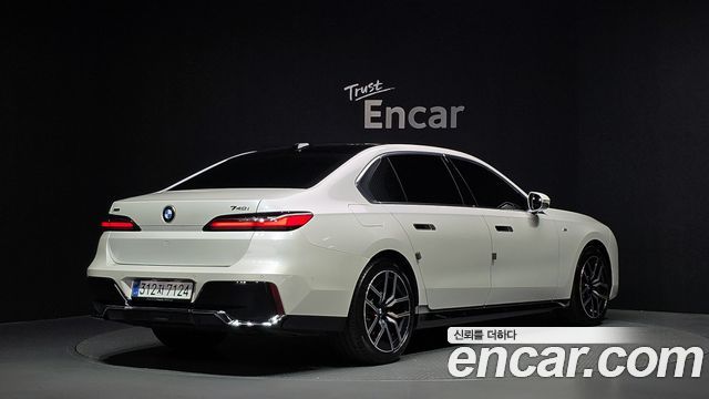 BMW 7-Series 2025 — photo 2