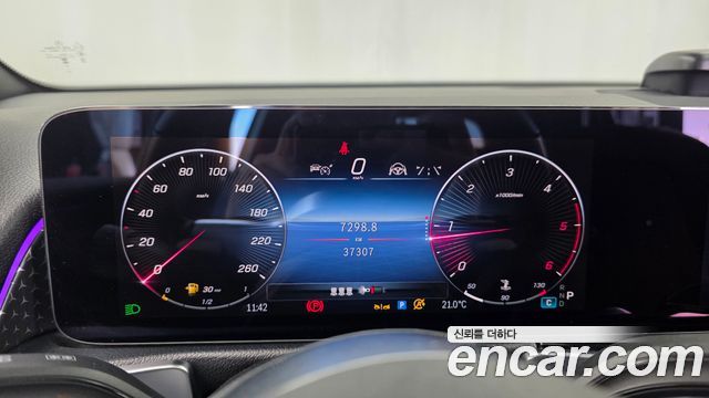 Mercedes-Benz GLB-Class 2024 — photo 11