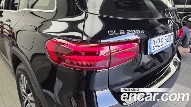 Mercedes-Benz GLB-Class 2024 — photo 9