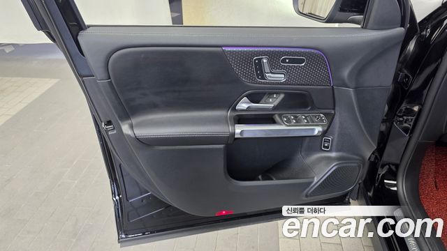 Mercedes-Benz GLB-Class 2024 — photo 14