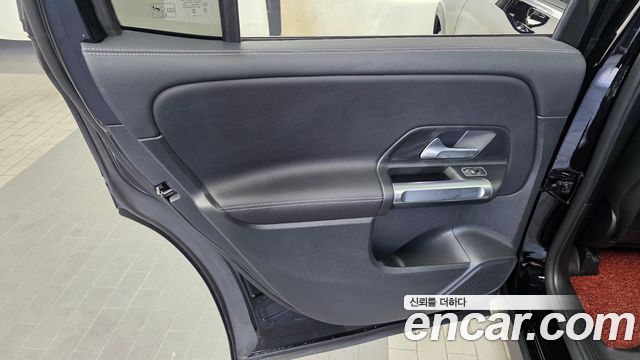 Mercedes-Benz GLB-Class 2024 — photo 15