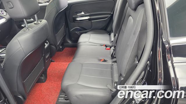 Mercedes-Benz GLB-Class 2024 — photo 16