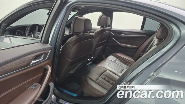 BMW 5-Series 2017 — photo 18