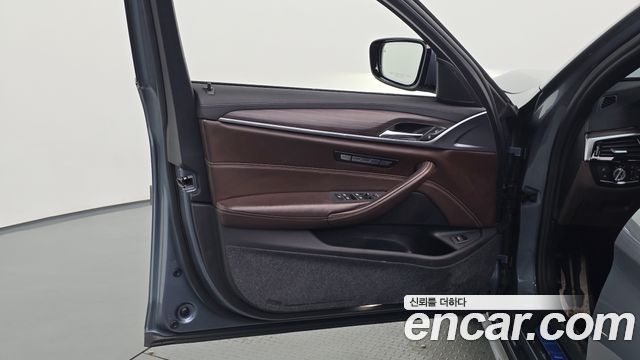 BMW 5-Series 2017 — photo 14