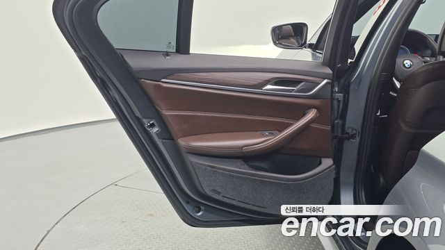BMW 5-Series 2017 — photo 15
