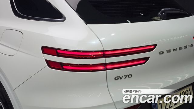 Genesis GV70 2025 — photo 9