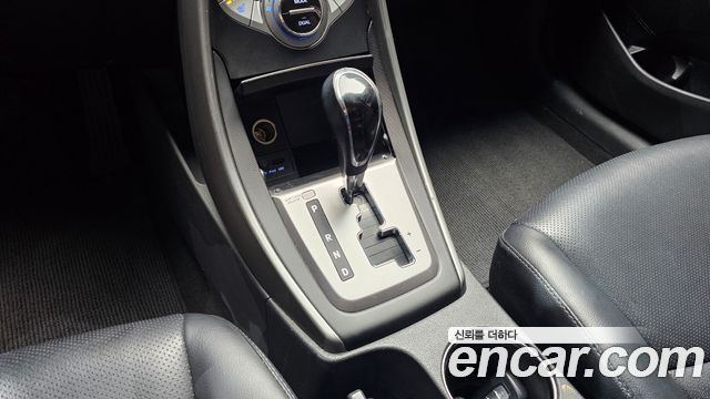 Hyundai AVANTE 2013 — photo 12