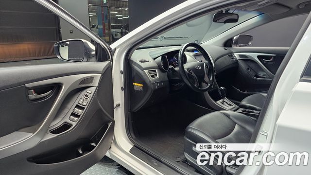 Hyundai AVANTE 2013 — photo 13