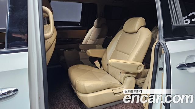 Kia Canival 2015 — photo 18
