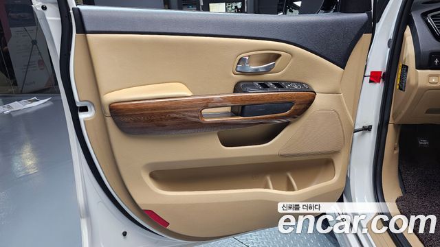 Kia Canival 2015 — photo 14
