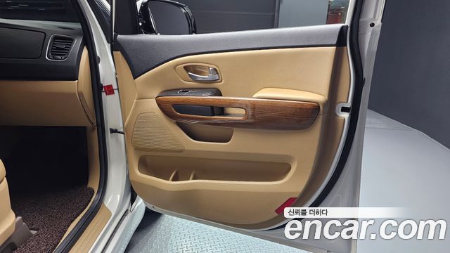 Kia Canival 2015 — photo 15