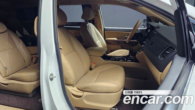Kia Canival 2015 — photo 16