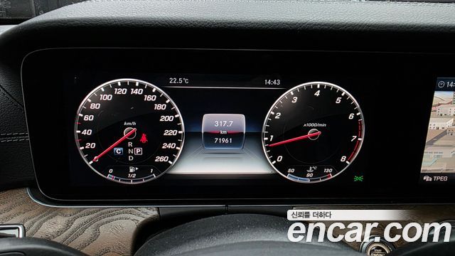 Mercedes-Benz E-Class 2018 — photo 11