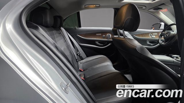 Mercedes-Benz E-Class 2018 — photo 17