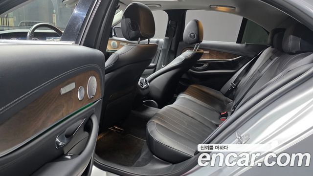 Mercedes-Benz E-Class 2018 — photo 18