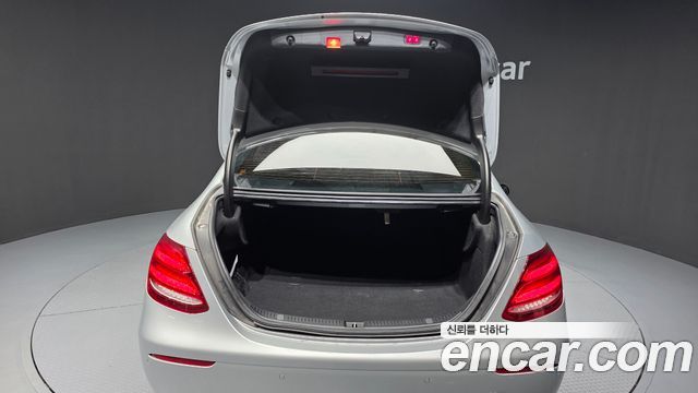 Mercedes-Benz E-Class 2018 — photo 26