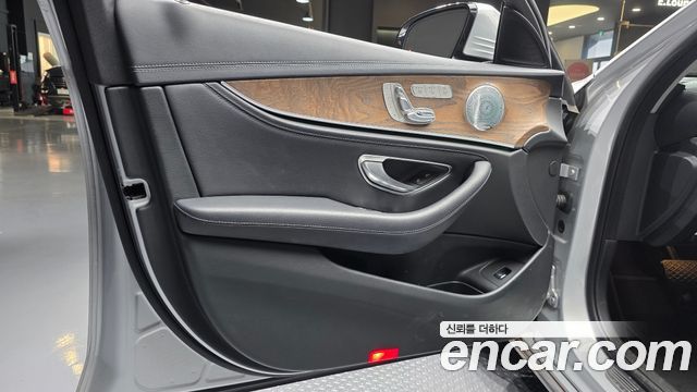 Mercedes-Benz E-Class 2018 — photo 14