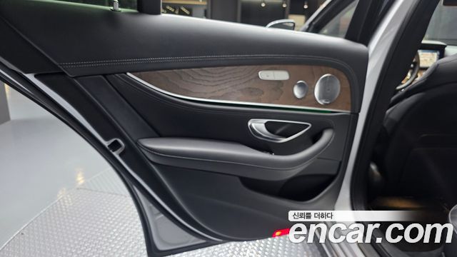 Mercedes-Benz E-Class 2018 — photo 15
