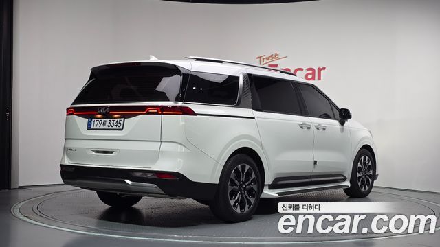 Kia Canival 2023 — photo 2