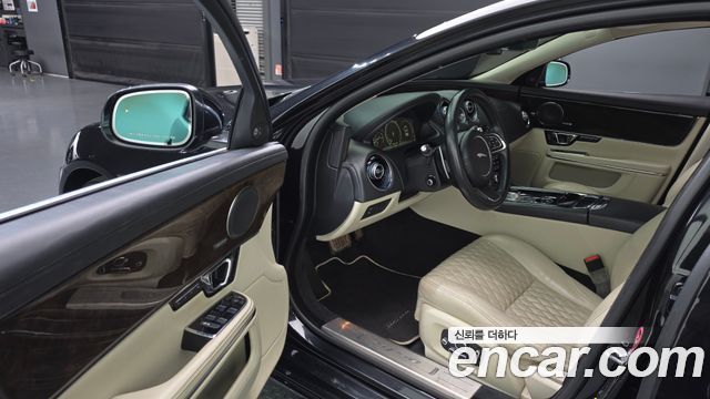 Jaguar XJ 2019 — photo 10