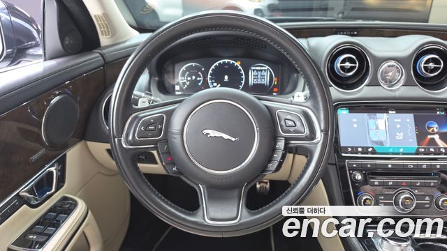 Jaguar XJ 2019 — photo 13