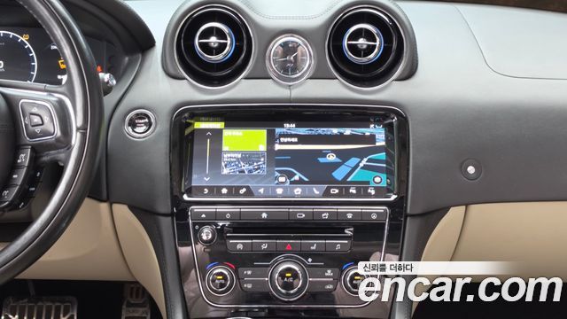 Jaguar XJ 2019 — photo 14