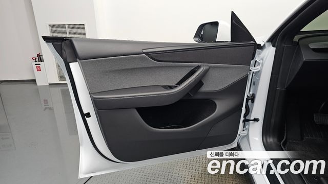 Tesla Model Y 2026 — photo 14