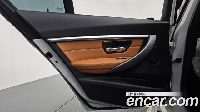 BMW 3-Series 2018 — photo 15
