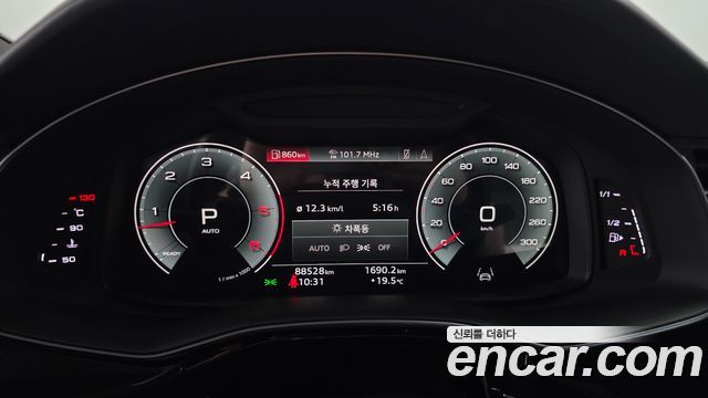 Audi Q8 2021 — photo 8