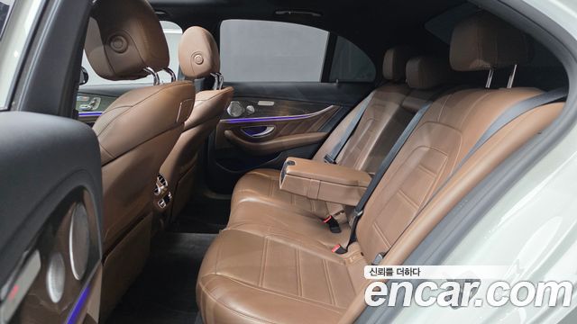 Mercedes-Benz E-Class 2019 — photo 17