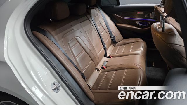 Mercedes-Benz E-Class 2019 — photo 18