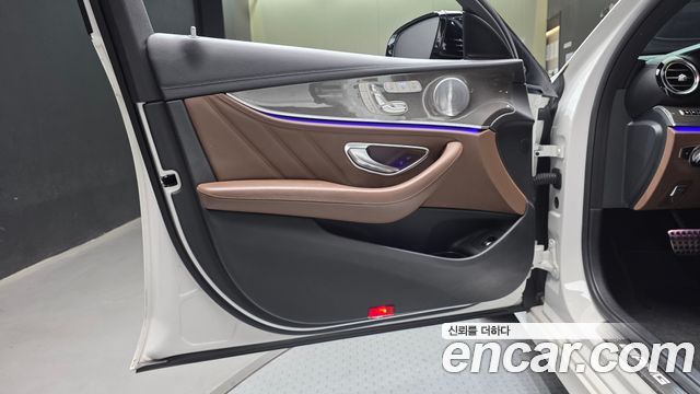 Mercedes-Benz E-Class 2019 — photo 14